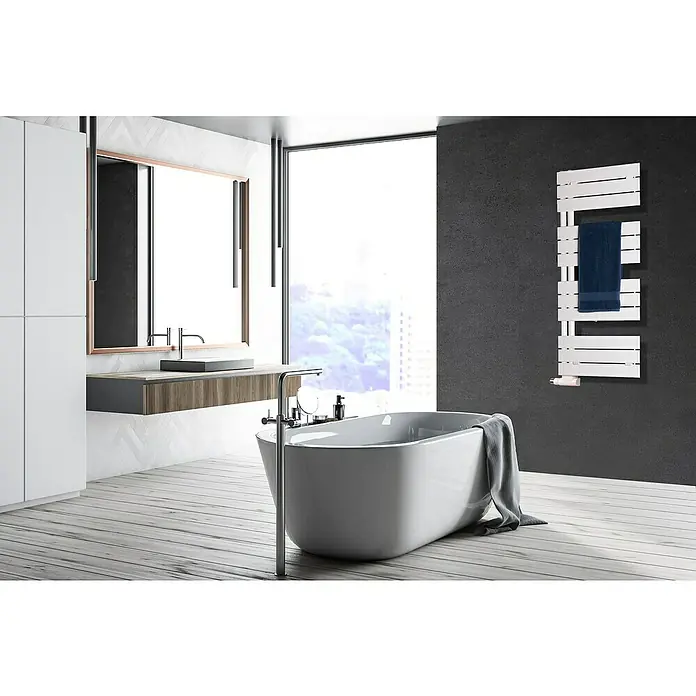 Szagato Designheizkörper Chicago - B x H: 500 x 1.150 mm, Wärmeleistung bei Vorlauftemperatur von 75 °C (D: 50): 525 W, Weiß - Elegantes Badezimmer mit freistehender Badewanne und weißem Handtuchwärmer an der dunklen Wand für ein luxuriöses Ambiente.