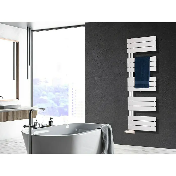 Szagato Designheizkörper Chicago - B x H: 500 x 1.450 mm, Wärmeleistung bei Vorlauftemperatur von 75 °C (D: 50): 640 W, Weiß - Ein modernes Badezimmer mit einem weißen Badheizkörper, an dem ein blaues Handtuch hängt, vor einer dunklen Wand.