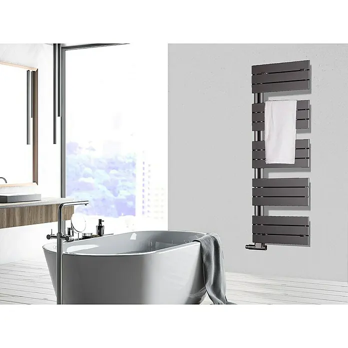 Szagato Designheizkörper Chicago - B x H: 500 x 1.450 mm, Wärmeleistung bei Vorlauftemperatur von 75 °C (D: 50): 640 W, Moonstone - Ein moderner Badezimmerheizkörper in Grau mit einem weißen Handtuch in einem stilvollen Badezimmer.