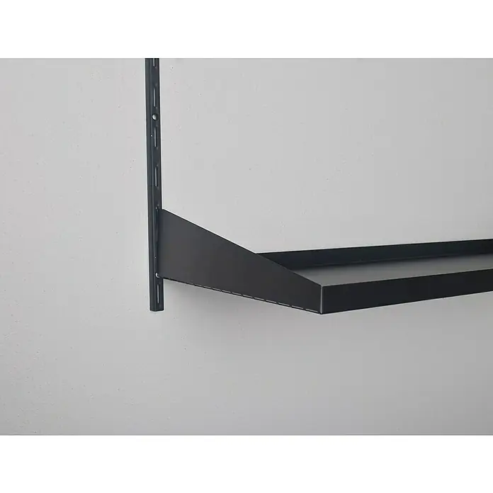 Element System Fachboden 50 - L x B: 300 x 800 mm, Passend für: Schienen mit Raster 50 mm, Schwarz - Nahaufnahme eines schwarzen Metallregals an einer Wand. Das Regal wird von einer Metallschiene gehalten und hat eine minimalistische Ästhetik.