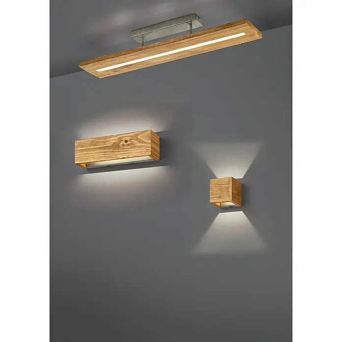 Trio Leuchten LED-Deckenleuchte Brad - 27 W, L x B x H: 16 x 100 x 20 cm, Braun, Warmweiß - Holzdeckenleuchte und zwei Wandleuchten mit warmem Licht an einer grauen Wand. Die Lampen sind aus hellem Holz gefertigt.