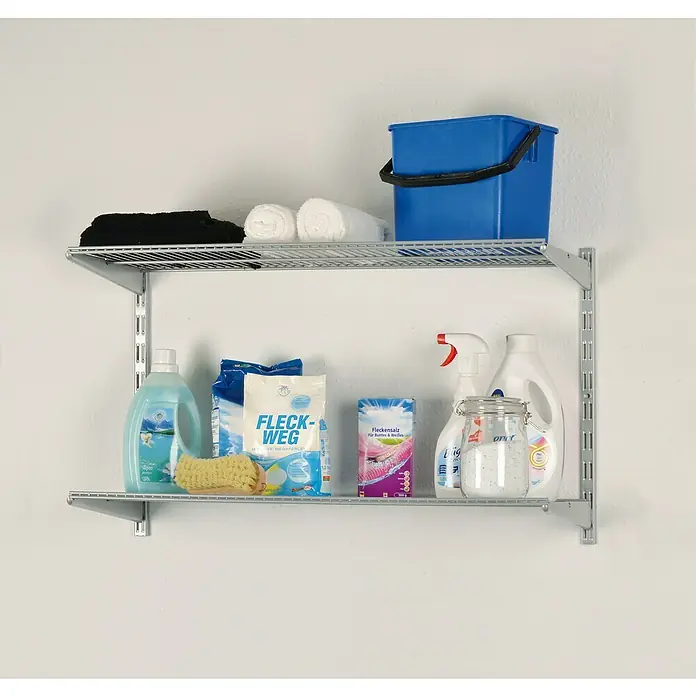 Element System Classic Regal-Set Storage - L x B x H: 33,2 x 82,8 x 47,3 cm, Rastermaß: 32 mm, Traglast Einlegeboden: 20 kg, Weiß/Aluminium - Regal mit Waschmitteln. Ein helles Regal mit Waschmittel, Fleckensalz, einem Schwamm und Handtüchern, praktisch für den Haushalt.