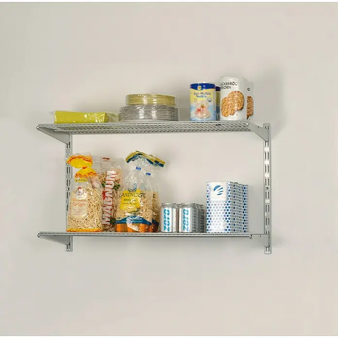 Element System Classic Regal-Set Storage - L x B x H: 33,2 x 82,8 x 47,3 cm, Rastermaß: 32 mm, Traglast Einlegeboden: 20 kg, Weiß/Aluminium - Aufnahme von Vorräten, die auf zwei Regalen aufbewahrt werden, darunter Nudeln, Cracker, Getränke und Reiskuchen.