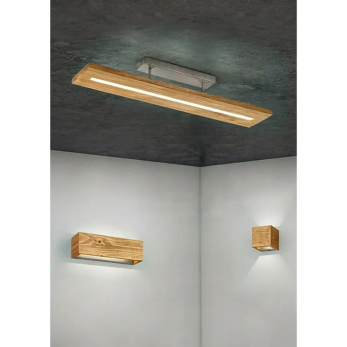 Trio Leuchten LED-Deckenleuchte Brad - 27 W, L x B x H: 16 x 100 x 20 cm, Braun, Warmweiß - Deckenleuchte und Wandleuchten aus hellem Holz. Das minimalistische Design ist modern und passt gut zum grauen Hintergrund.
