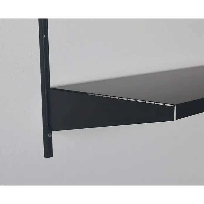 Element System Fachboden 50 - L x B: 300 x 800 mm, Passend für: Schienen mit Raster 50 mm, Schwarz - Nahaufnahme eines schwarzen Wandregals mit Metallstützen an einer weißen Wand. Das Regal ist minimalistisch und modern gestaltet.