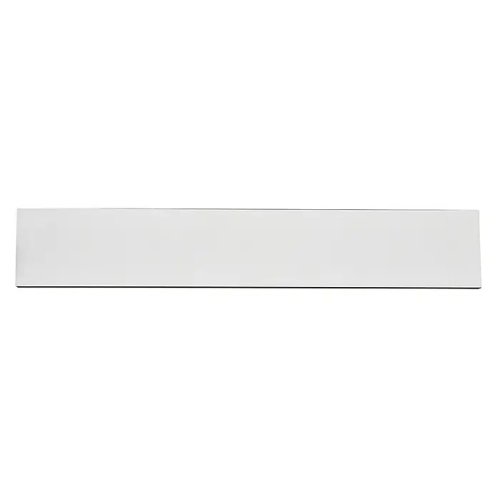 Trio Leuchten LED-Wandleuchte Concha - 9 W, L x B x H: 4,5 x 47 x 8 cm, Weiß matt, Warmweiß - Ein rechteckiger, weißer Gegenstand vor einem schwarzen Hintergrund, möglicherweise eine Fliese oder ein ähnliches Bauelement.