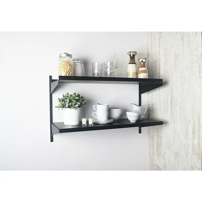 Element System Fachboden 50 - L x B: 300 x 800 mm, Passend für: Schienen mit Raster 50 mm, Schwarz - Schwarze Regale an der Wand mit Geschirr, Gläsern und Dekorationen. Die Regale bieten praktischen Stauraum und verleihen der Wand einen modernen Look.