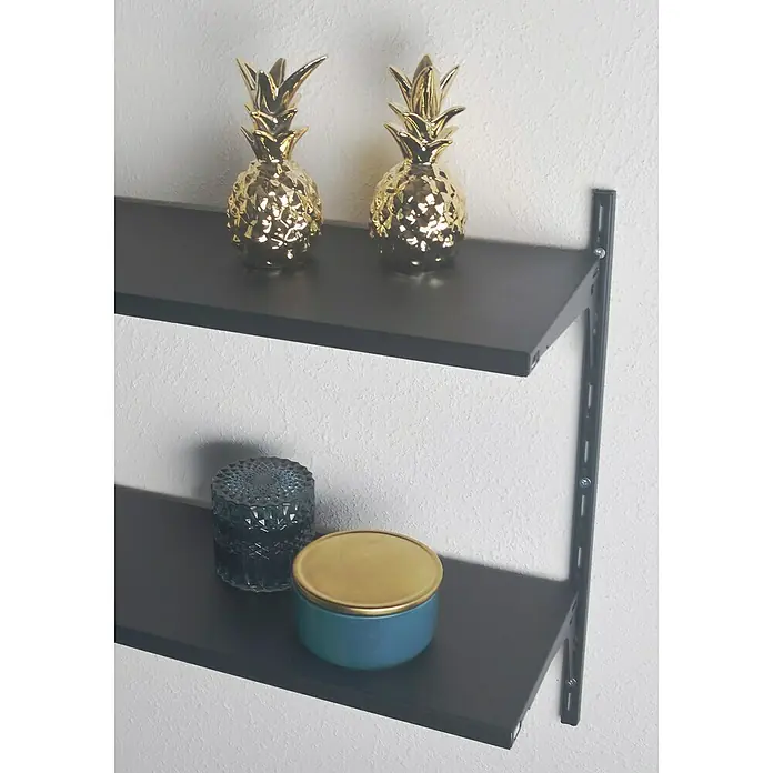 Element System Stahlfachboden - L x B: 80 x 20 cm, Traglast Einlegeboden: 30 kg, Schwarz - Dekorative goldene Ananasfiguren und verzierte Dosen auf schwarzen Regalen an einer weißen Wand. Stilvolle Wohnraumdekoration.