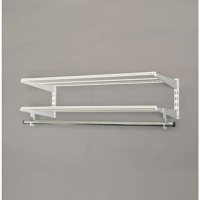 Element System Wandregal-Set - L x B x H: 33,1 x 91,1 x 22 cm, Weiß, Anzahl Böden: 2 Stk. - Ein weißes Regalsystem mit zwei Regalböden und einer Kleiderstange an einer grauen Wand. Praktische Aufbewahrung für Kleidung.