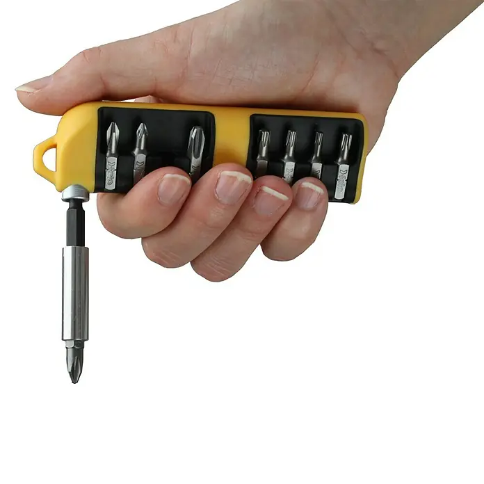 Felo Bit-Set Bit-Tool Impact - 11 -tlg. - Eine Hand hält ein gelbes Schraubendreher-Set mit verschiedenen Aufsätzen. Perfekt für Heimwerkerarbeiten und Reparaturen aller Art.