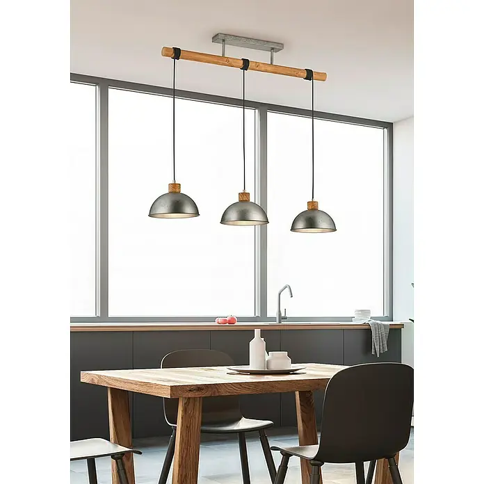 Trio Leuchten Delhi Pendelleuchte - 42 W, L x B x H: 25,5 x 107,5 x 215 cm, Nickel-antik, E27, 3 Stk. - Eine moderne Pendelleuchte mit drei Lampenschirmen aus Metall und Holz, die über einem Esstisch in einer Küche hängen.