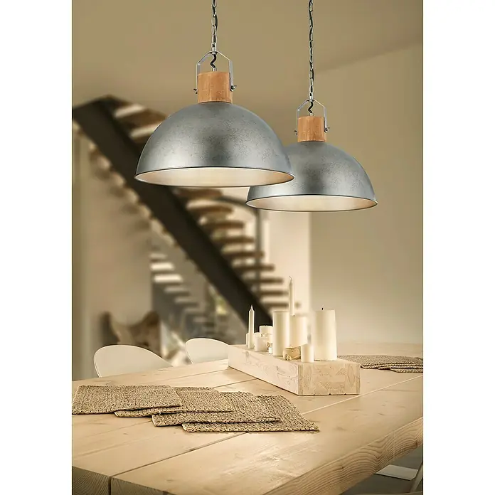 Trio Leuchten Delhi Pendelleuchte - 60 W, Nickel-antik, E27, 1 Stk. - Moderne Pendelleuchten mit Metallschirm und Holzelementen über einem Esstisch mit Kerzen und Platzsets.