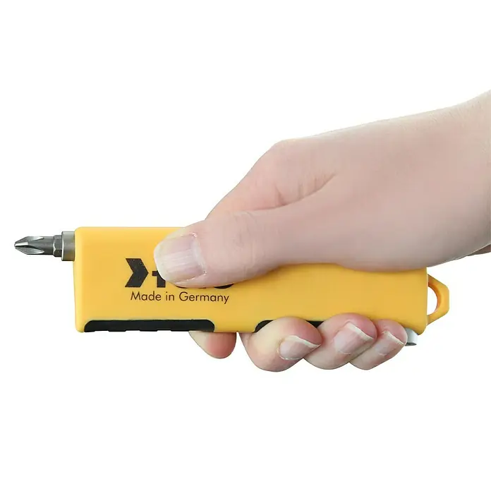 Felo Bit-Set Bit-Tool Industrie - 10 -tlg. - Gelber Schraubendreher mit Bit in einer Hand gehalten, Aufdruck "Made in Germany".
