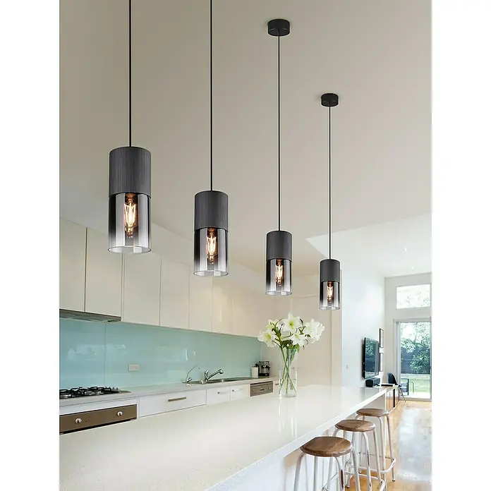 Trio Leuchten Robin Pendelleuchte - 28 W, B x H: 77 x 150 cm, schwarz, E27, Anzahl Leuchtmittel: 1 Stk. - Elegante Pendelleuchten aus Holz und Glas hängen über einer Küchentheke und verleihen dem Raum eine stilvolle Beleuchtung.