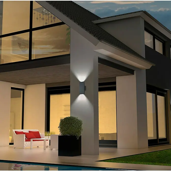Trio Leuchten Außenwandleuchte Colorado - 3 W, L x B x H: 6,5 x 9 x 20 cm, Anthrazit, IP54 - Moderne Hausfassade mit stilvoller Wandleuchte, die das Gebäude elegant beleuchtet und für ein angenehmes Ambiente sorgt.