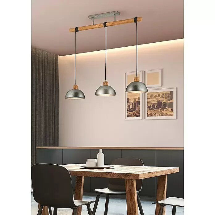 Trio Leuchten Delhi Pendelleuchte - 42 W, L x B x H: 25,5 x 107,5 x 215 cm, Nickel-antik, E27, 3 Stk. - Drei industrielle Pendelleuchten mit verzinkten Metallschirmen und Holzdetails, an einem Holzbalken über einem Esstisch.