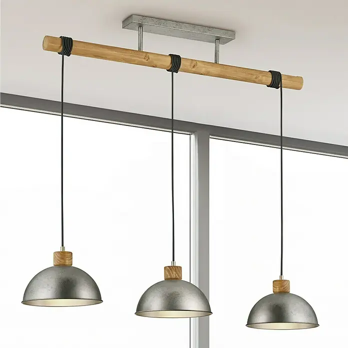 Trio Leuchten Delhi Pendelleuchte - 42 W, L x B x H: 25,5 x 107,5 x 215 cm, Nickel-antik, E27, 3 Stk. - Dieses Bild zeigt eine rustikale Pendelleuchte mit drei Lampenschirmen aus Metall und Holzelementen, die an einem Holzstab befestigt sind.