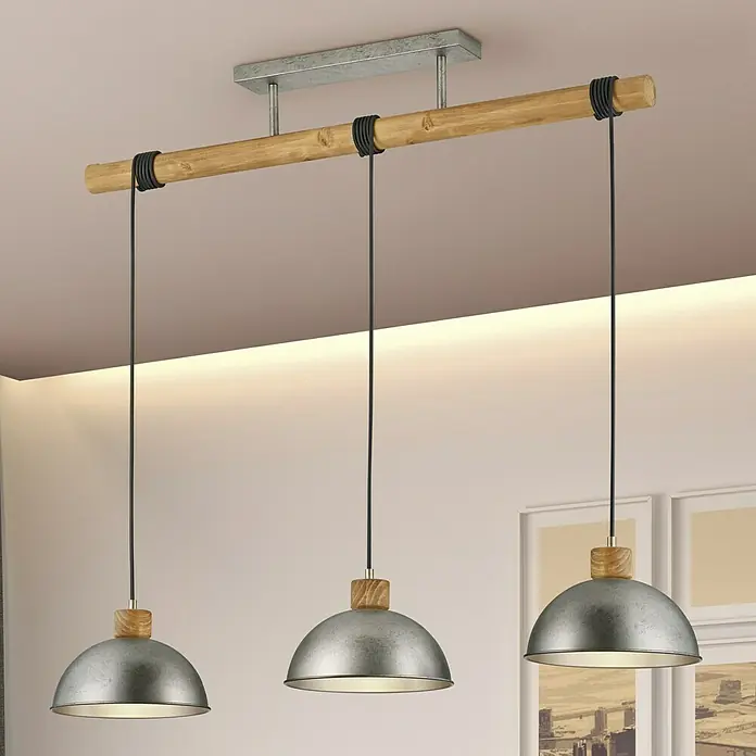 Trio Leuchten Delhi Pendelleuchte - 42 W, L x B x H: 25,5 x 107,5 x 215 cm, Nickel-antik, E27, 3 Stk. - Eine rustikale Deckenleuchte mit drei Lampenschirmen aus Metall und Holzelementen, die an einer Holzstange befestigt sind.