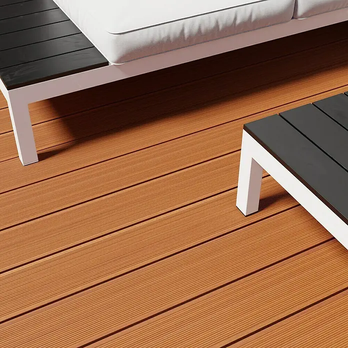 Terrassendiele Premium/Select - Bangkirai, 300 x 14,5 x 2,5 cm, Braun - Nahaufnahme von modernen Gartenmöbeln mit braunem Terrassenboden. Das Bild zeigt ein Sofa und einen Tisch mit weißem Rahmen und dunklen Holzplatten.