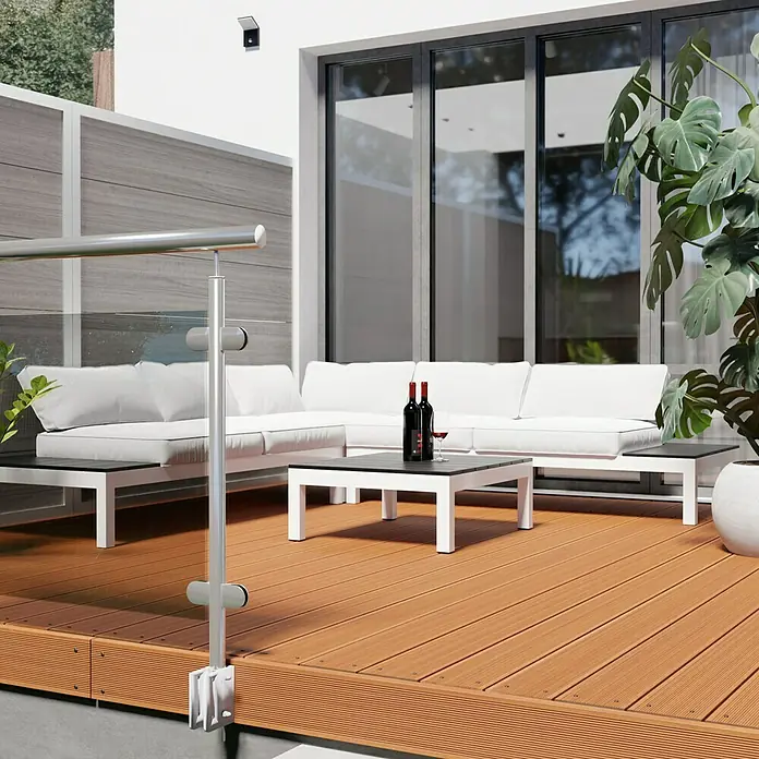Terrassendiele Premium/Select - Bangkirai, 300 x 14,5 x 2,5 cm, Braun - Bild einer modernen Terrasse mit weißen Sofas, einem Tisch mit zwei Weinflaschen und einer Pflanze.