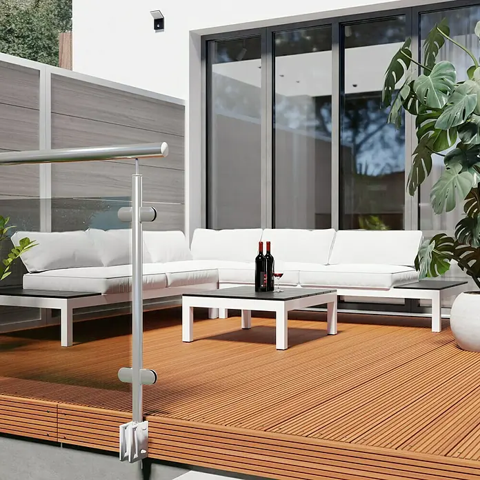 Terrassendiele Premium/Select - Bangkirai, 300 x 14,5 x 2,5 cm, Braun - Moderne Terrasse mit weißen Gartenmöbeln, Holzboden und Geländer. Ideal zum Entspannen im Freien mit stilvollem Design.