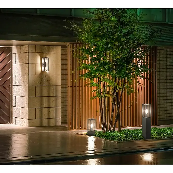Trio Lighting Garonne Lámpara de pie para exterior - 60 W, Color del marco: Plata, Sin bombillas, Altura: 80 cm, Sin detector de movimiento - Elegante iluminación exterior con un aplique de pared y dos bolardos, creando un ambiente moderno.