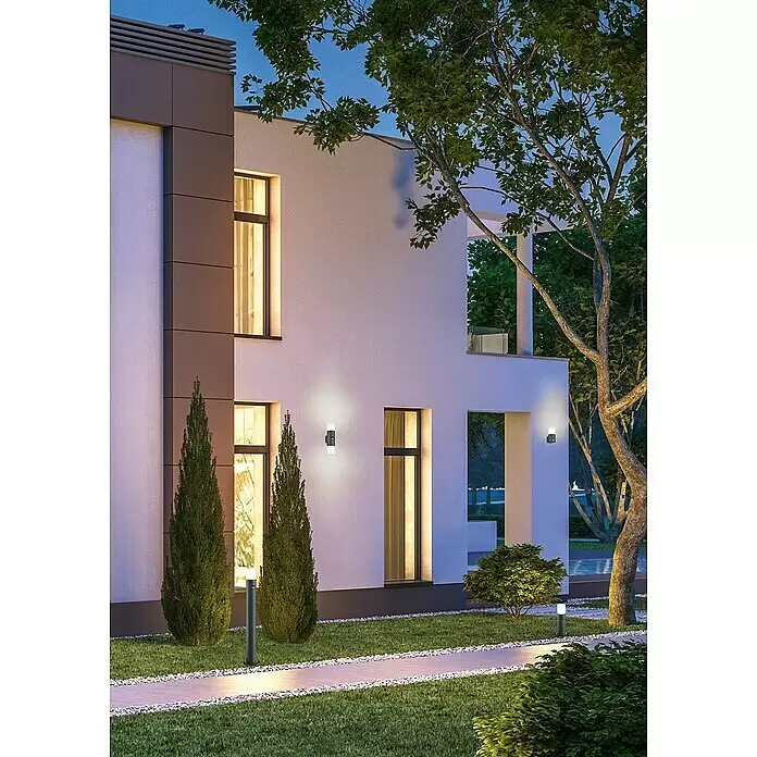 Trio Leuchten Außenstehleuchte Hoosic - 28 W, Farbe Gehäuse: Anthrazit, Ohne Leuchtmittel - Dunkelgraue Pollerleuchte beleuchtet einen Gartenweg.