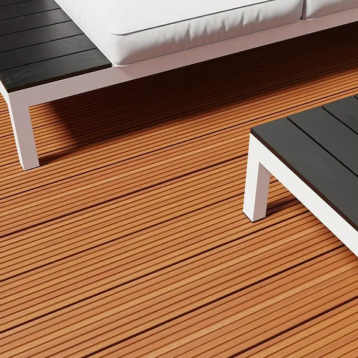Terrassendiele Premium/Select - Bangkirai, 300 x 14,5 x 2,5 cm, Braun - Detailaufnahme von Gartenmöbeln auf einem hölzernen Terrassenboden. Das moderne Design der Möbel harmoniert mit dem warmen Holzton.