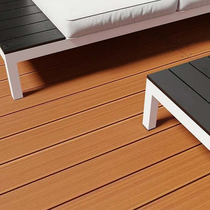 Terrassendiele Premium/Select - Bangkirai, 200 x 14,5 x 2,5 cm, Braun - Detailaufnahme eines modernen Gartenmöbel-Sets mit einem weißen Rahmen und einer dunklen Tischplatte auf einem braunen Terrassenboden.