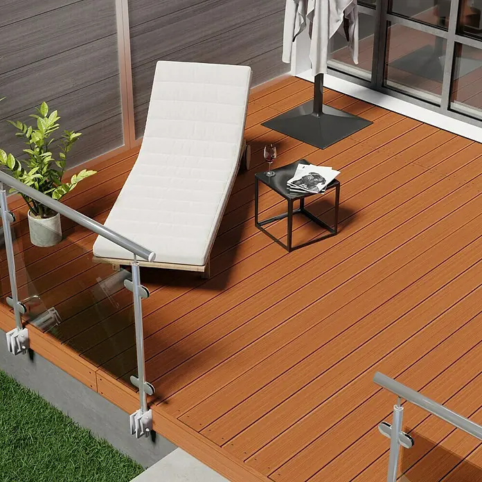 Terrassendiele Premium/Select - Bangkirai, 300 x 14,5 x 2,5 cm, Braun - Ein stilvoller Außenbereich mit einer eleganten Sonnenliege und einem kleinen Tisch auf einer modernen Terrasse.