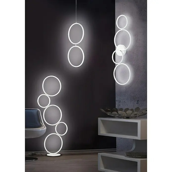 Trio Leuchten Rondo LED-Stehleuchte - 36 W, Höhe: 115 cm, Weiß, Warmweiß - Das Bild zeigt eine moderne, stilvolle Kreisleuchte in einem minimalistischen Raumdesign. Die Leuchte besteht aus mehreren Kreisen.