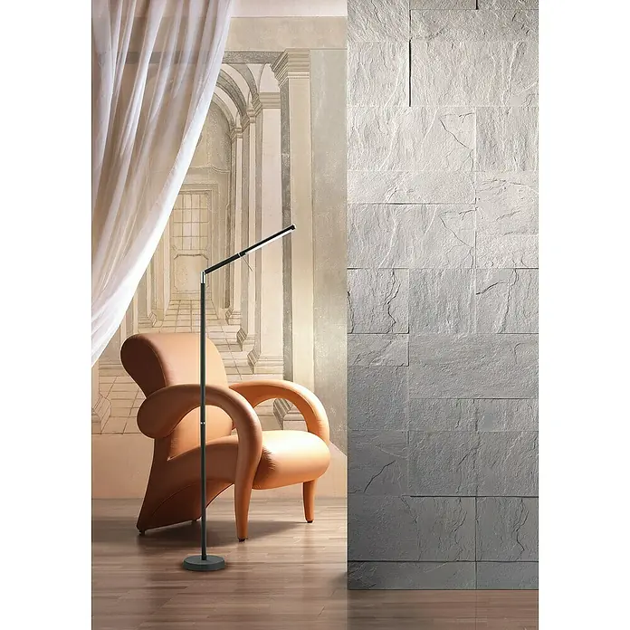 Trio Leuchten LED-Stehleuchte Filigran - 6 W, Höhe: 162 cm, Nickel-matt, Warmweiß - Diese Aufnahme zeigt eine elegante Stehlampe neben einem stilvollen Sessel, ideal für eine gemütliche Leseecke.