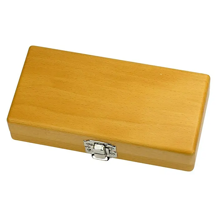 Felo Steckschlüsseleinsatz-Set Holzbox XS Classic - 18 -tlg. - Eine hellbraune Holzbox mit einem silbernen Verschluss auf einem schwarzen Hintergrund. Ideal zur Aufbewahrung kleiner Gegenstände.