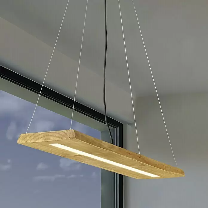 Trio Leuchten Brad LED-Pendelleuchte - 27 W, L x B x H: 20 x 100 x 150 cm, Holz, Warmweiß - Rechteckige Holzpendelleuchte mit beleuchtetem LED-Streifen, an Drähten vor einem Fenster aufgehängt.