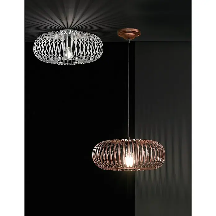 Trio Leuchten Deckenleuchte rund Johann - 60 W, B x H: 40 x 17 cm, Kupfer antik, E27 - Das Bild zeigt zwei moderne Lampen mit filigranen Metallschirmen, eine in Silber direkt an der Decke und eine in Kupfer als Hängeleuchte.