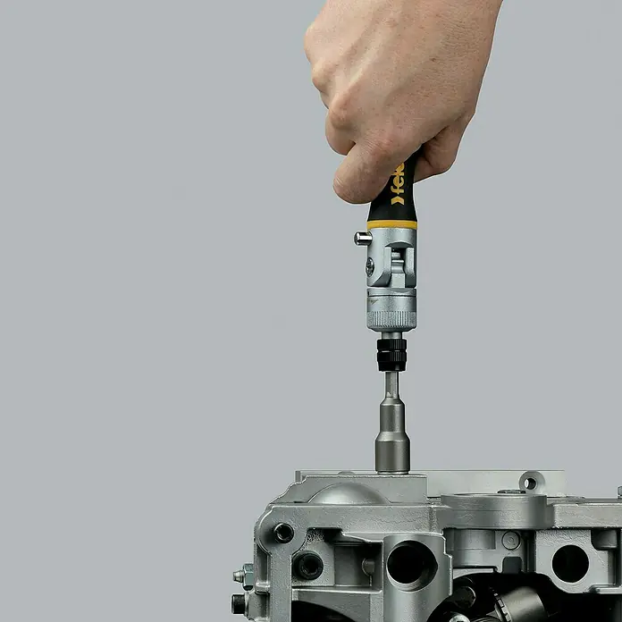 Felo Steckschlüsseleinsatz-Set ERGONIC® K - ¼″, 20 -tlg. - Das Bild zeigt einen Schraubendreher der Marke Wiha in Aktion, der an einem Werkstück verwendet wird. Ideal für präzise Schraubarbeiten.