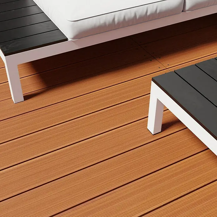 Terrassendiele Premium/Select - Bangkirai, 180 x 14,5 x 2,5 cm, Braun - Nahaufnahme von Terrassenmöbeln mit weißen Rahmen und dunklen Holzplatten auf einem braunen Terrassenboden.