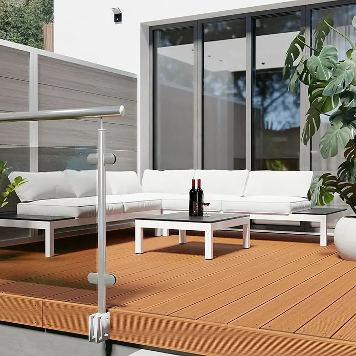 Terrassendiele Premium/Select - Bangkirai, 180 x 14,5 x 2,5 cm, Braun - Ein moderner Außenbereich mit einer stilvollen Loungegarnitur und Geländer auf einer Holzterrasse.