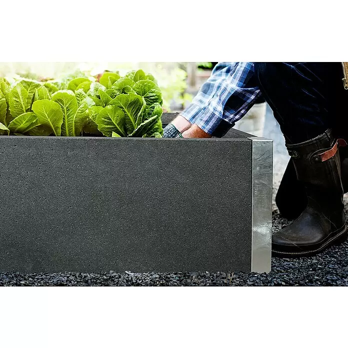 Hochbeet Loftico - 120 x 76 x 40 cm, Beton, Grau - Dunkelgraues strukturiertes Hochbeet mit Silberecke, gefüllt mit grünem Salat, von einem Gärtner gepflegt.