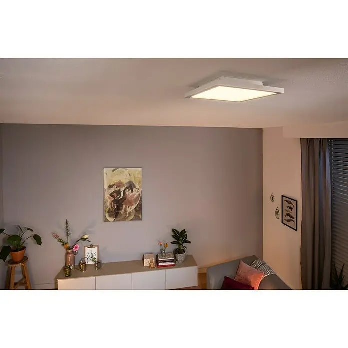 Philips Hue LED-Panel Aurelle - 19 W, L x B x H: 30 x 30 x 4,6 cm, Weiß, Warmweiß - Ein hell erleuchteter Raum mit einer modernen LED-Deckenleuchte, die ein warmes, einladendes Licht ausstrahlt und die Einrichtung hervorhebt.
