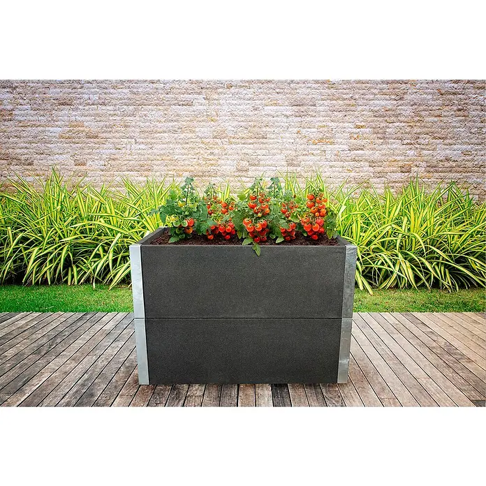Hochbeet Loftico - 120 x 76 x 40 cm, Beton, Grau - Der erhöhte Pflanzkasten aus robustem Material mit reifen Tomatenpflanzen ist eine attraktive Gartenergänzung für Terrasse und Garten.