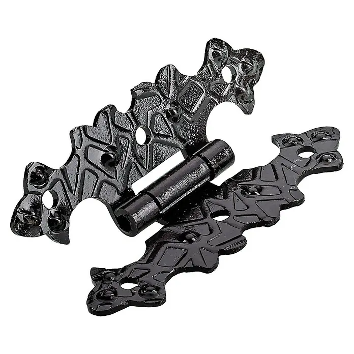 Hettich Scharnier - L x B x S: 69 x 38 x 1,5 mm, Stahl, Schwarz - Detailaufnahme eines verzierten, schwarzen Türbandes mit sichtbarem Scharnierstift vor schwarzem Hintergrund.