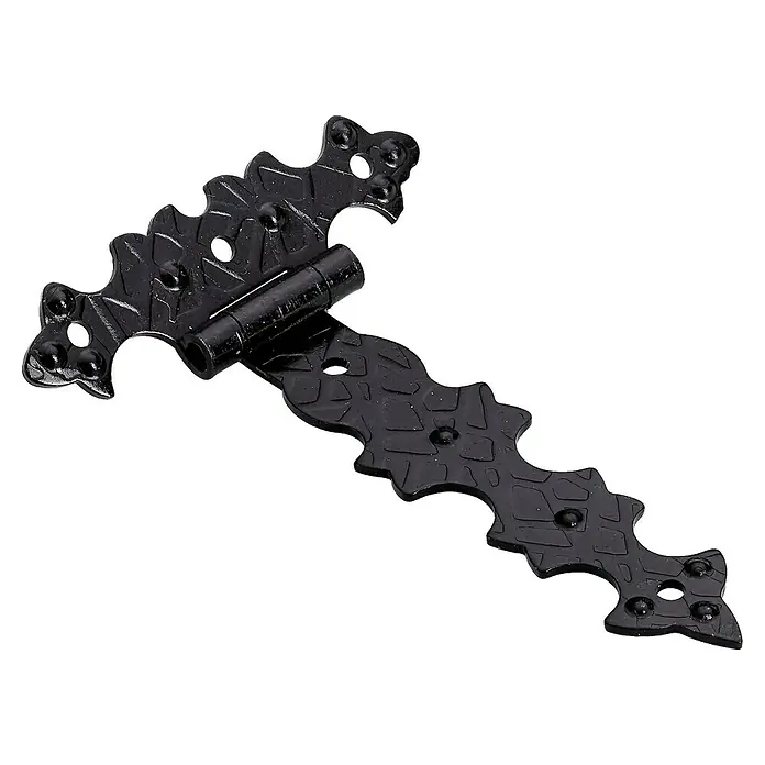 Hettich ScharnierL x B x S: 84 x 69 x 1,5 mm, Stahl, Schwarz - Nahaufnahme eines verzierten, schwarzen T-Scharniers mit Beschlägen, das auf einem dunklen Hintergrund liegt.