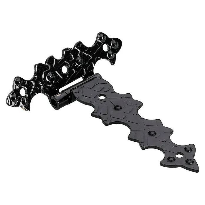Hettich Scharnier - L x B x S: 80 x 69 x 1,5 mm, Stahl, Schwarz - Detailaufnahme eines verzierten, schwarzen Türbandbeschlags, der ein rustikales oder mittelalterliches Design aufweist.