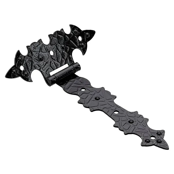 Hettich Scharnier - L x B x S: 114 x 95 x 1,5 mm, Stahl, Schwarz - Nahaufnahme eines verzierten, schwarzen Türbandes mit detailliertem Design auf schwarzem Hintergrund.