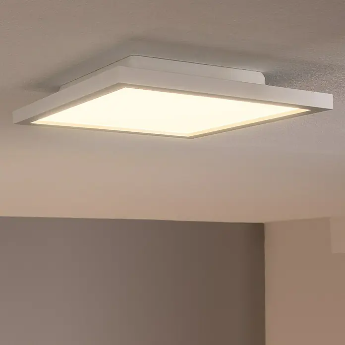 Philips Hue LED-Panel Aurelle - 19 W, L x B x H: 30 x 30 x 4,6 cm, Weiß, Warmweiß - Nahaufnahme einer quadratischen LED-Deckenleuchte mit weißem Rahmen, die ein warmes, einladendes Licht in einem modernen Raum ausstrahlt.