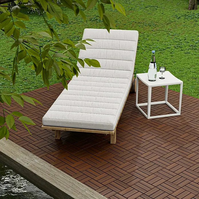 Klickfliese - Akazie, 30 x 30 x 2 cm, Dunkelbraun, 5 Stk. - Einladende Szene mit einer stilvollen Sonnenliege und einem kleinen Beistelltisch auf einer Terrasse, perfekt zum Entspannen im Freien.