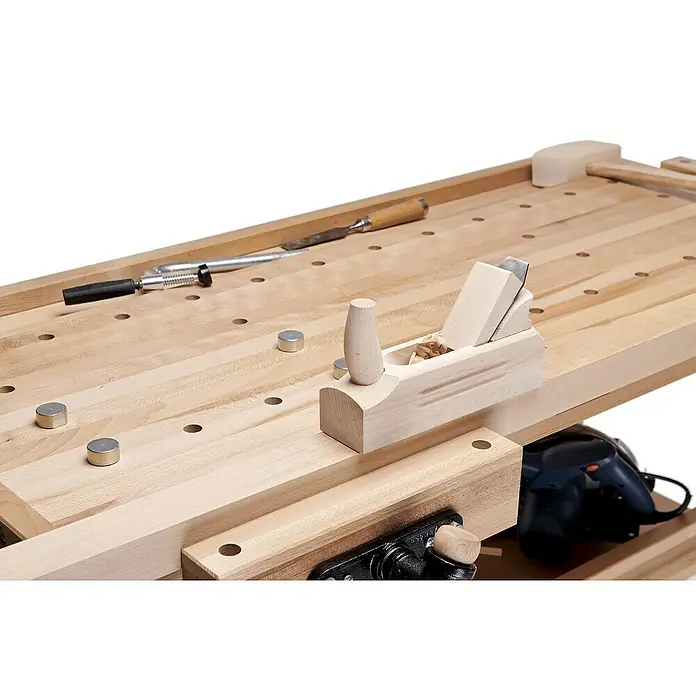 Ramia Hobelbank Diamant 1800 - L x B: 180 x 76 cm, Arbeitshöhe: 85 cm, Holz - Werkbank mit Hobel, Stecheisen und Schraubzwinge. Die Werkbank ist aus hellem Holz gefertigt und hat viele Löcher für Werkzeuge.