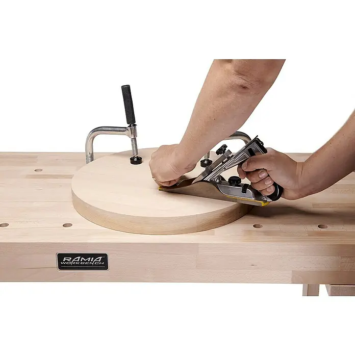 Ramia Hobelbank Advanced 2000 - L x B: 2.000 x 650 mm, Arbeitshöhe: 850 mm, Holz - Handhobel beim Glätten einer Holzoberfläche auf einer RAMIA-Werkbank, die Stabilität und Präzision bei der Holzbearbeitung bietet.