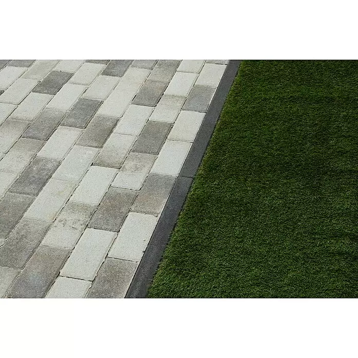 EHL Rasenkante C - 100 x 6 x 25 cm, Anthrazit, Beton - Pflastersteine in Hell- und Dunkelgrau, begrenzt durch eine dunkelgraue Kante und grünen Kunstrasen.